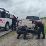 Guardia Estatal auxilia con cambio de neumático a conductora
