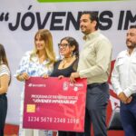 Entregó Carlos Peña Ortiz tarjetas del programa «Jóvenes Imparables» en Reynosa