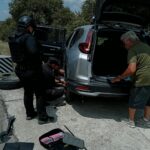 Asiste Guardia Estatal con cambio de neumático a conductor varado